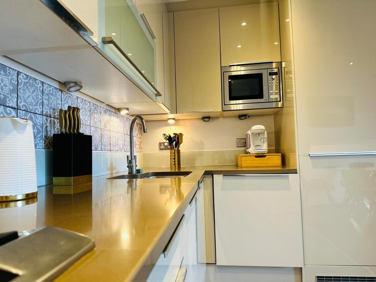 Zone 1 4 Mins From Major Station *